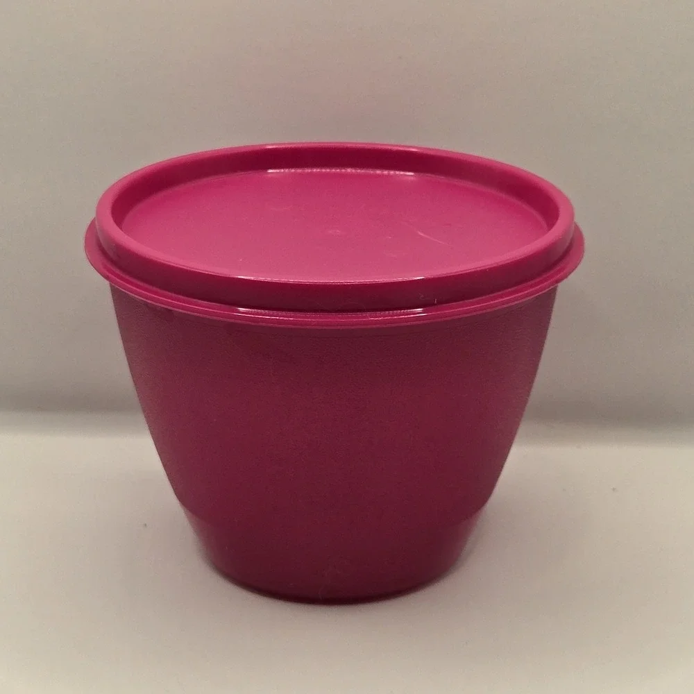 Tupperware Refrigerator Bowl 14oz  Red‎ With Matching Lid